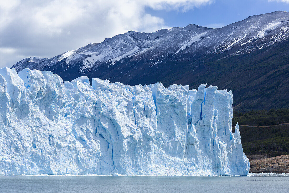 Perito-Moreno-Gletscher im Nationalpark Los Glaciares im argentinischen Teil von Patagonien; El Calafate, Provinz Santa Cruz, Argentinien