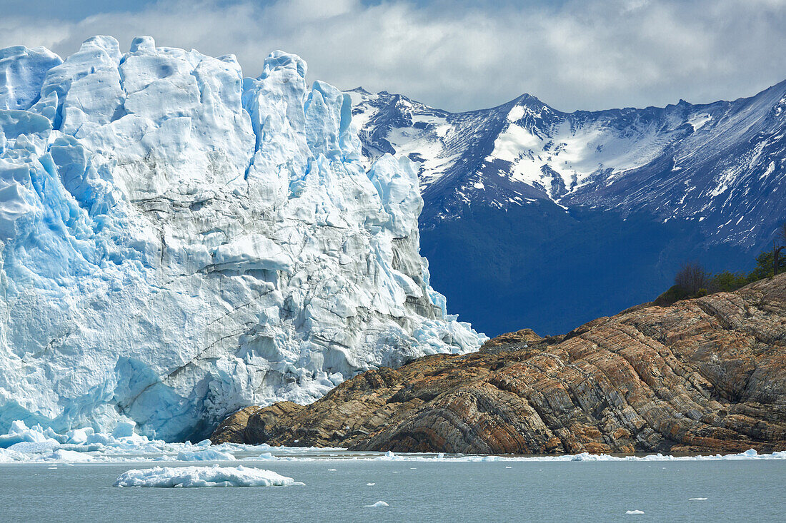 Perito-Moreno-Gletscher im Nationalpark Los Glaciares im argentinischen Teil von Patagonien; El Calafate, Provinz Santa Cruz, Argentinien
