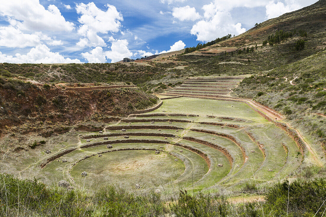 Kreisförmige Terrassen von Moray, Stadt Maras im Heiligen Tal von Peru; Moray, Cusco, Peru