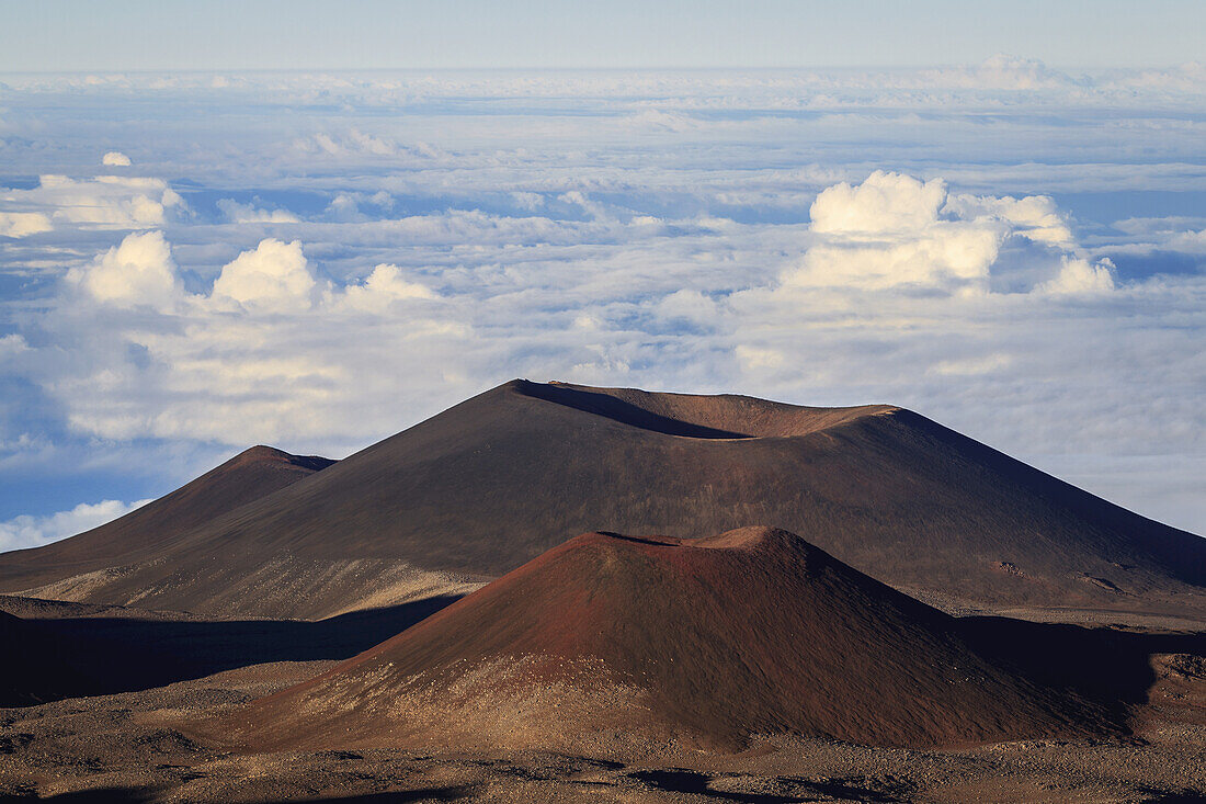 Schlackenkegel und Calderas von uralten Lavaeruptionen auf dem 4200 Meter hohen Mauna Kea, dem höchsten Berg Hawaiis; Insel Hawaii, Hawaii, Vereinigte Staaten von Amerika