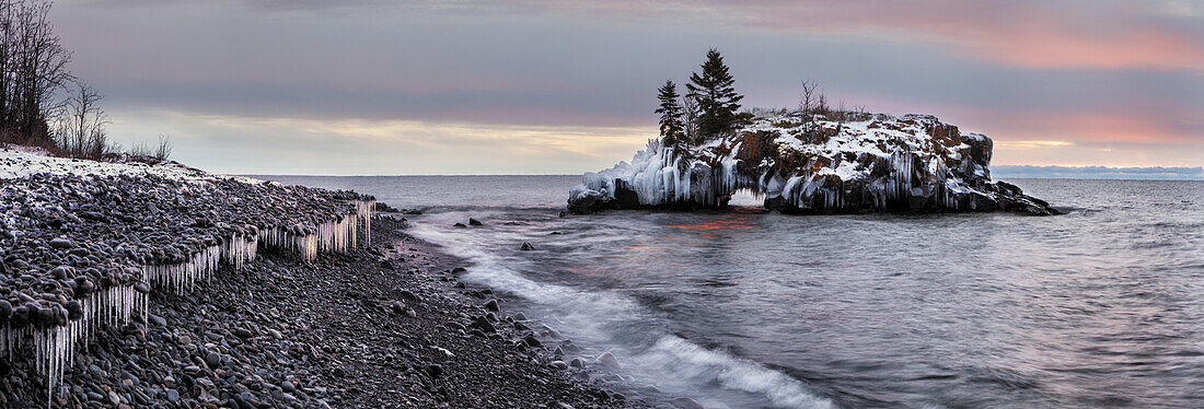 Felsen und Eis auf dem Lake Superior; Thunder Bay, Ontario, Kanada