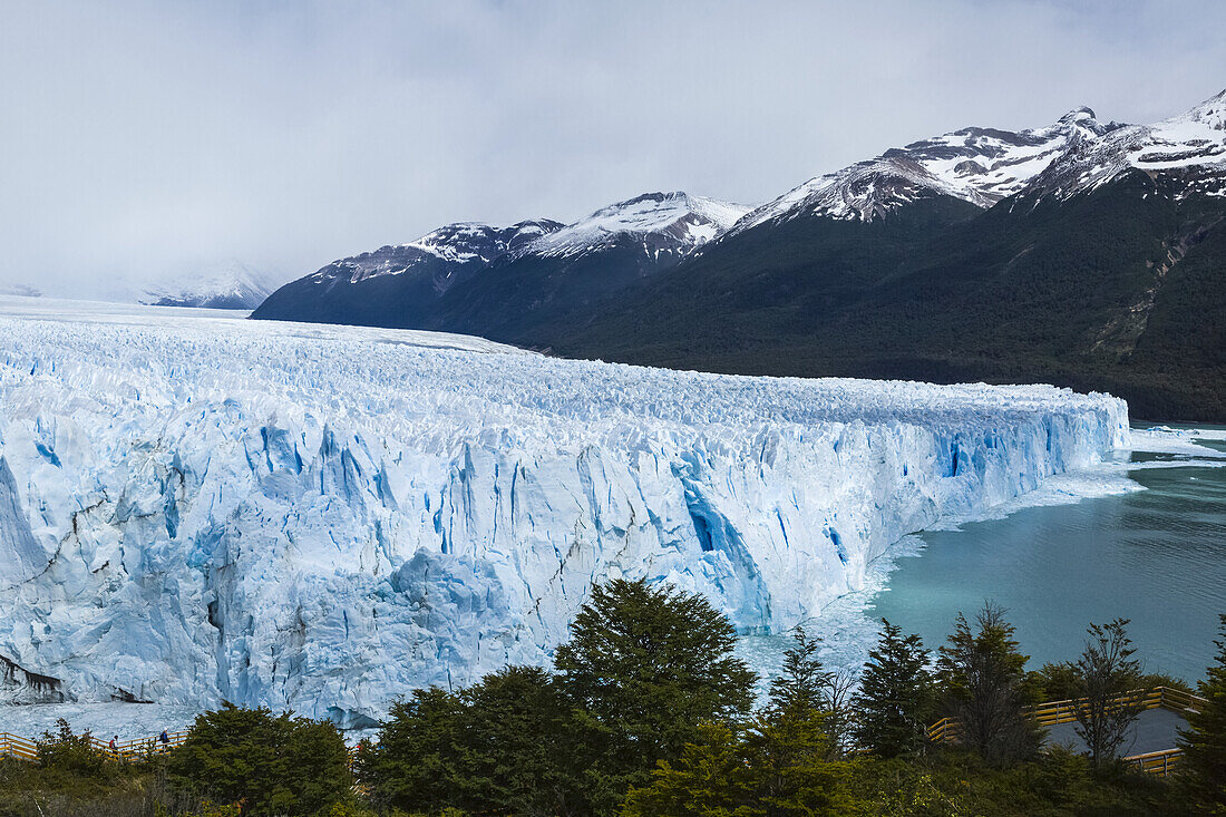 Perito-Moreno-Gletscher im Los-Glaciares-Nationalpark, argentinisches Patagonien; El Calafate, Provinz Santa Cruz, Argentinien