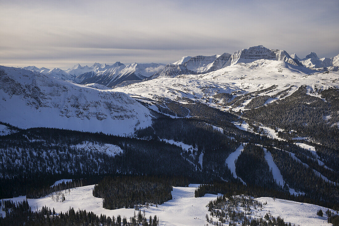 Landschaft der Rocky Mountains und des Sunshine-Skigebiets; Banff, Alberta, Kanada