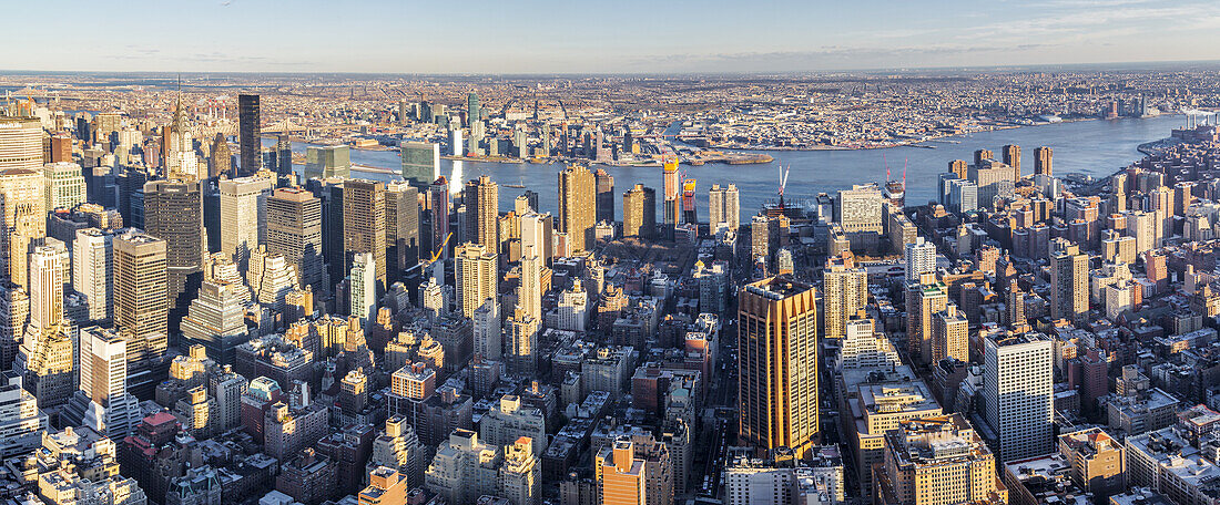 Ansicht von New York City vom Empire State Building; New York City, New York, Vereinigte Staaten von Amerika