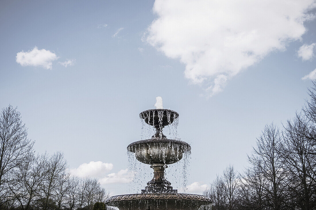 Ein Springbrunnen im Queen Mary's Garden, Regent's Park; London, England