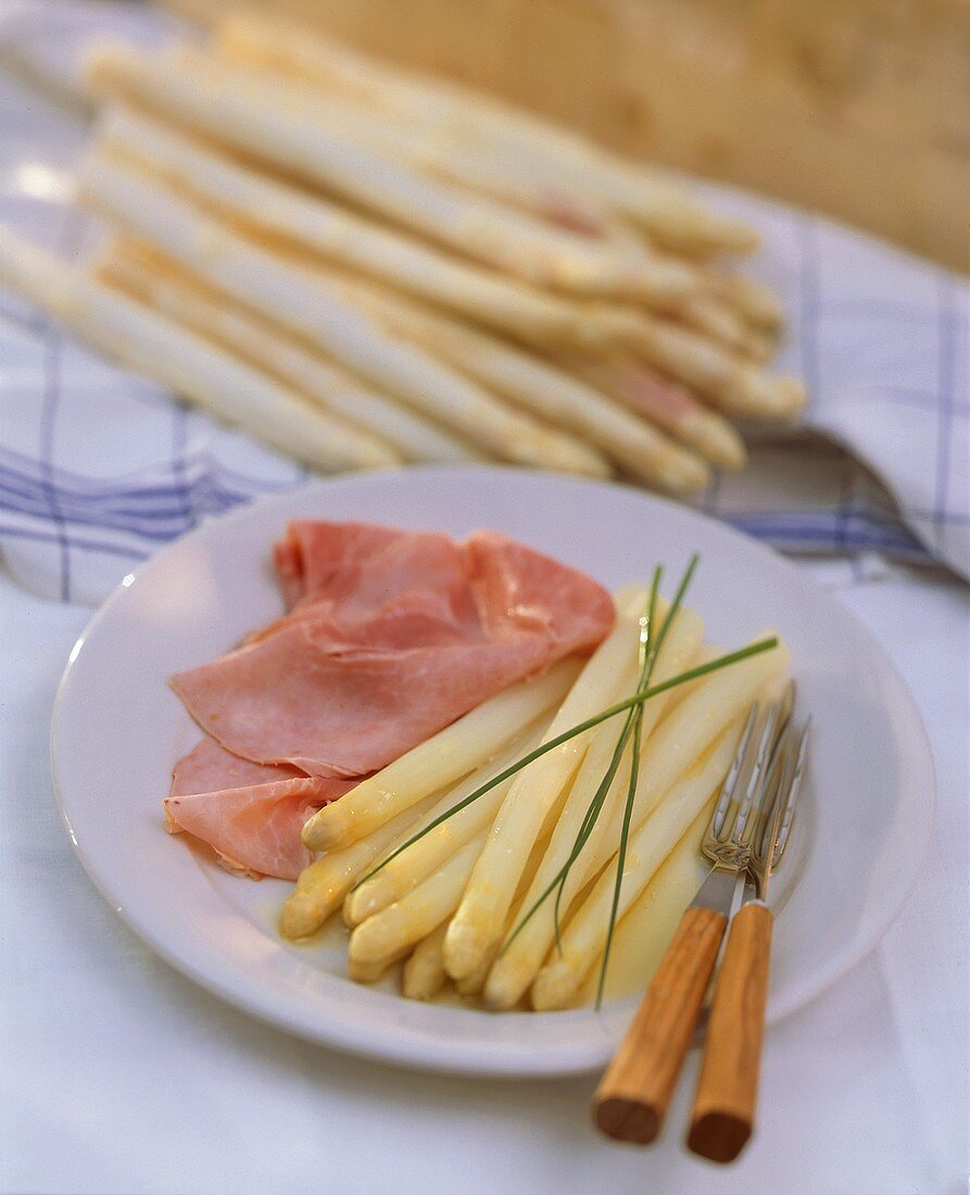 A plate of asparagus with boiled ham