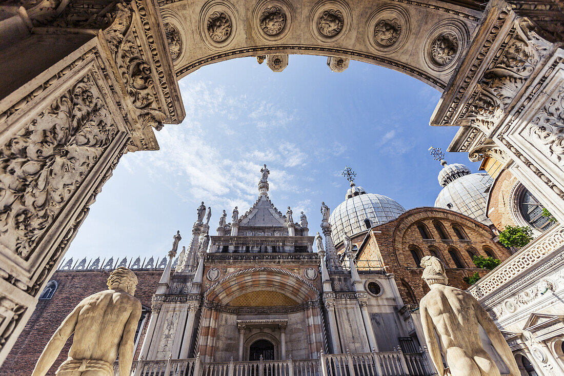 Niedriger Blickwinkel mit Blick auf die Kapelle und den Markusdom durch den Hof des Dogenpalastes, Palazzo Dulce; Venedig, Italien