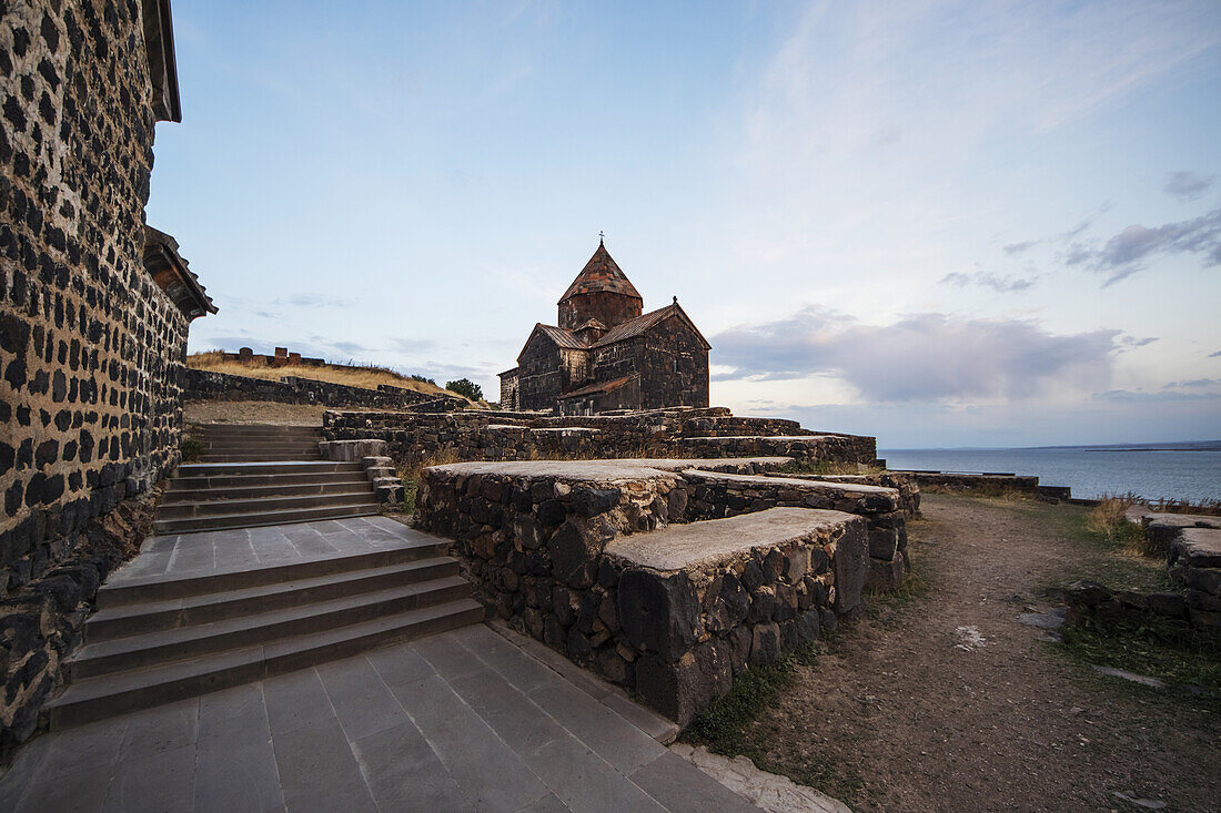 Surp Arakelots (Heilige-Apostel-Kirche) des Sevanavank (Sevank-Kloster) mit Blick auf den Sewansee; Provinz Gegharkunik, Armenien