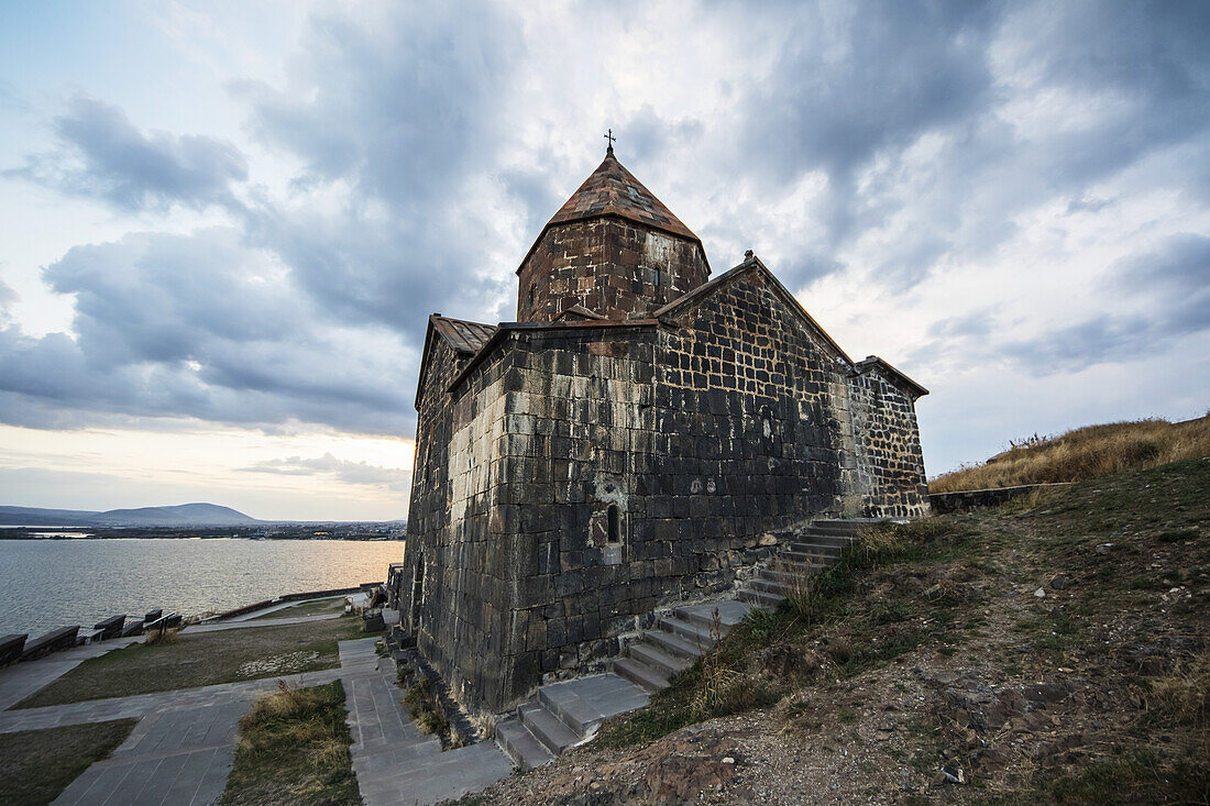 Surp Arakelots (Heilige Apostel Kirche) und Surp Astvatsatsin (Heilige Mutter Gottes Kirche) des Sevanavank (Sevank Kloster) mit Blick auf den Sewansee, Provinz Gegharkunik, Armenien