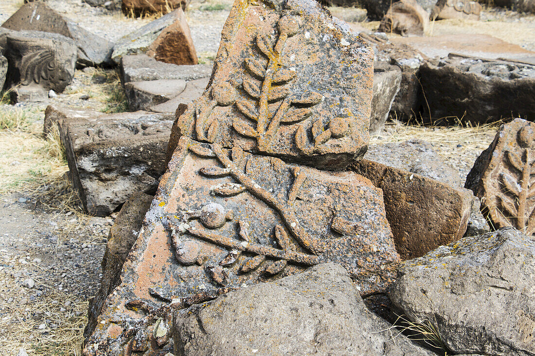 Steine mit Bas-Reliefs unter den Ruinen der Zvartnots-Kathedrale; Vagharshapat, Provinz Armavir, Armenien