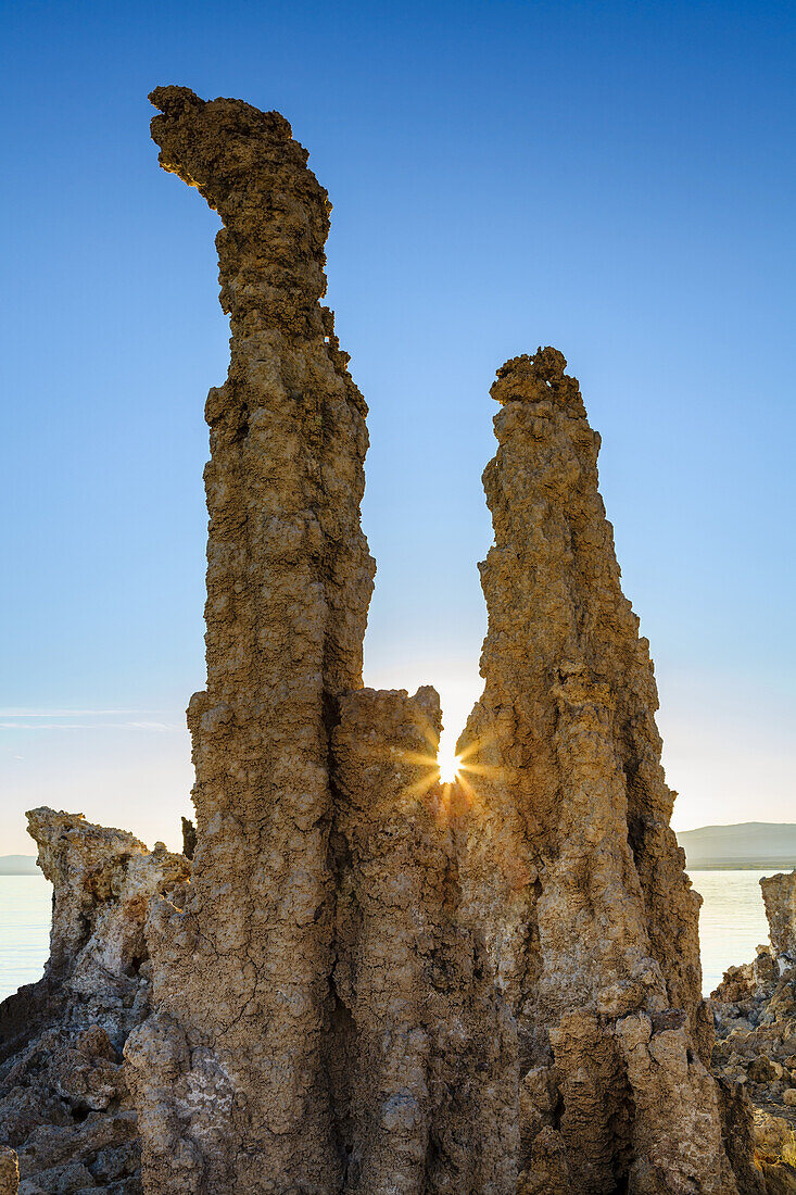 Tuffsteinformationen bei Sonnenaufgang, Mono Lake; Lee Vining, Kalifornien, Vereinigte Staaten Von Amerika