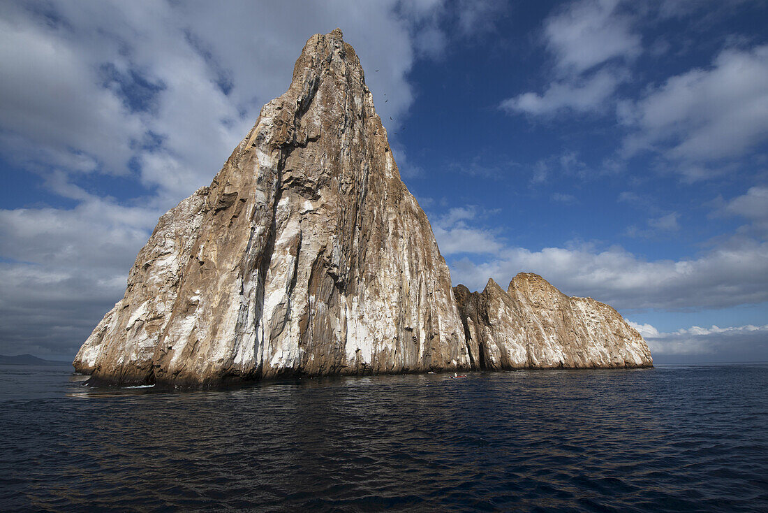 Große Felsformation mit Spitze im Ozean vor der Küste; Galapagos-Inseln, Ecuador