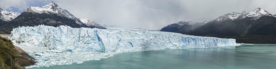 Perito-Moreno-Gletscher vor dem südpatagonischen Eisfeld, Los Glaciares-Nationalpark; Provinz Santa Cruz, Argentinien