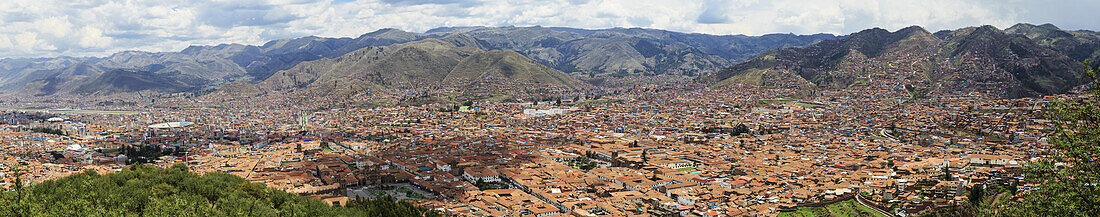 Cusco, peruanische Stadt Panorama von Saksaywaman mit Flughafen und Fußballstadion auf der linken Seite; Cusco, Peru