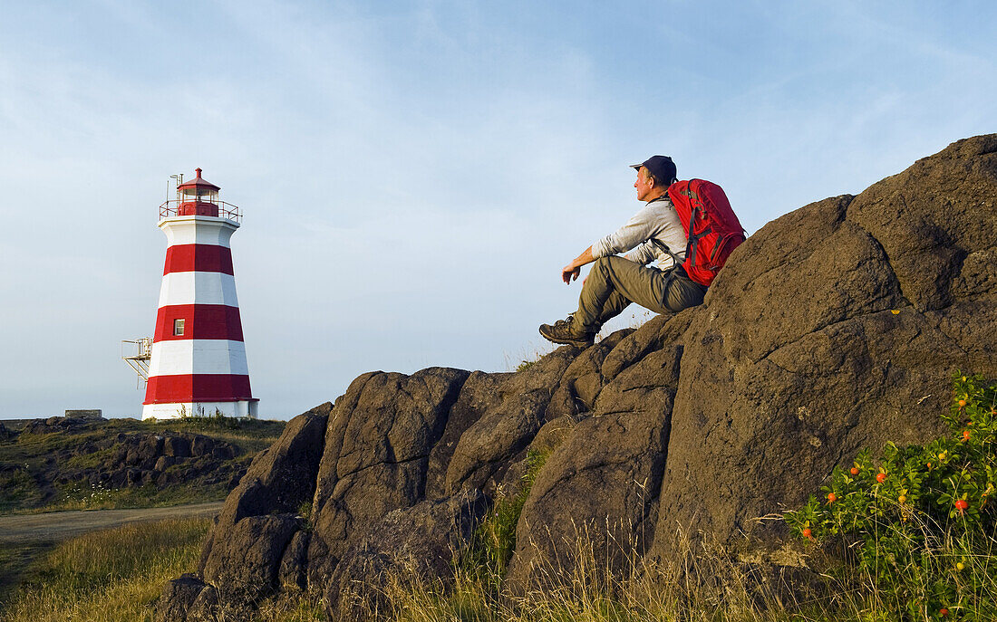 Wanderer mit Blick auf den Brier Island-Leuchtturm, Brier Island, Bay Of Fundy; Neuschottland, Kanada