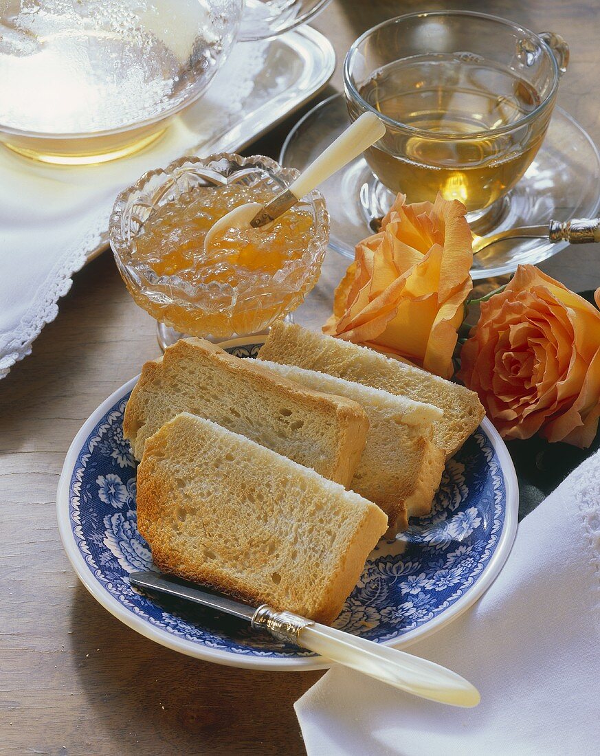 Frühstück mit Toastbrot, Orangenmarmelade & Tee