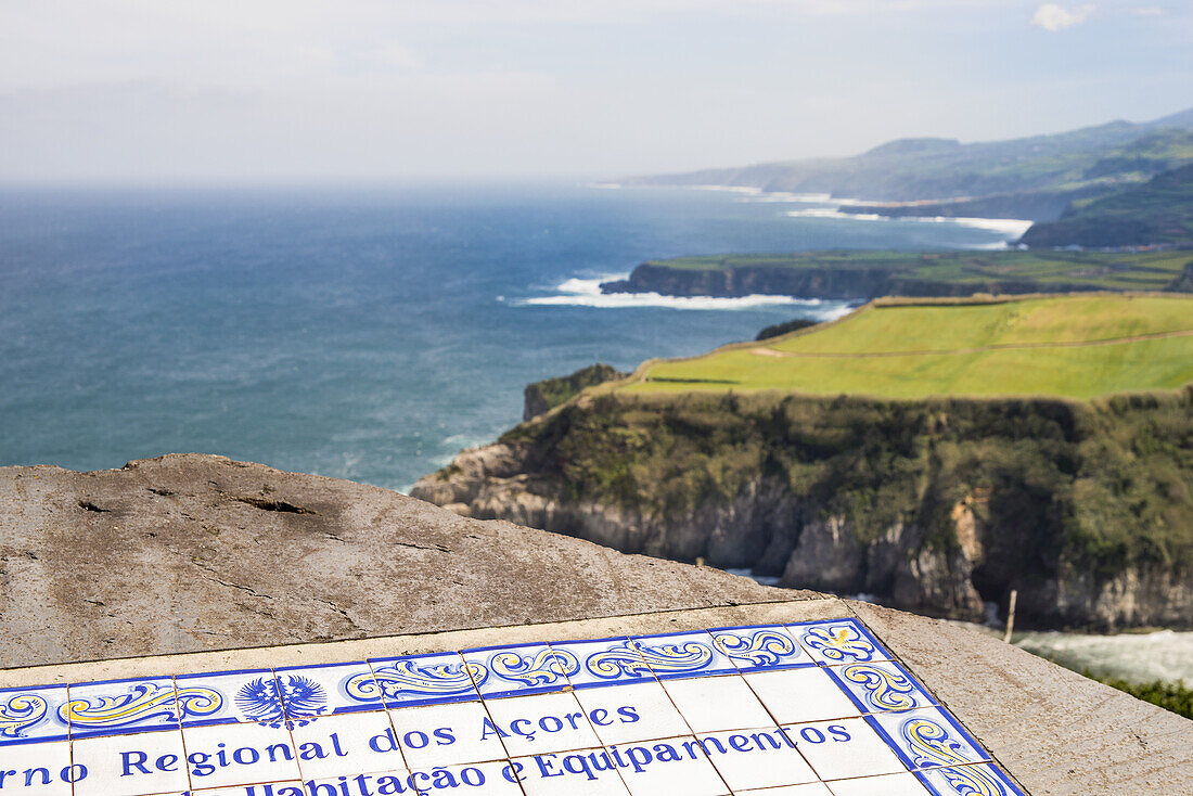 Blick auf die Bucht von Santa Iria; Sao Miguel, Azoren, Portugal