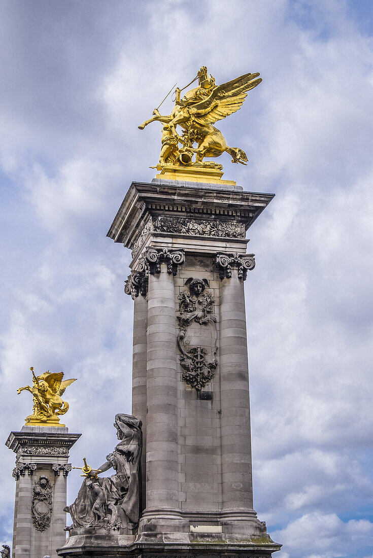 Vergoldete Bronzestatuen von Flammen und Pegasus auf der Pont Alexandre Iii; Paris, Frankreich