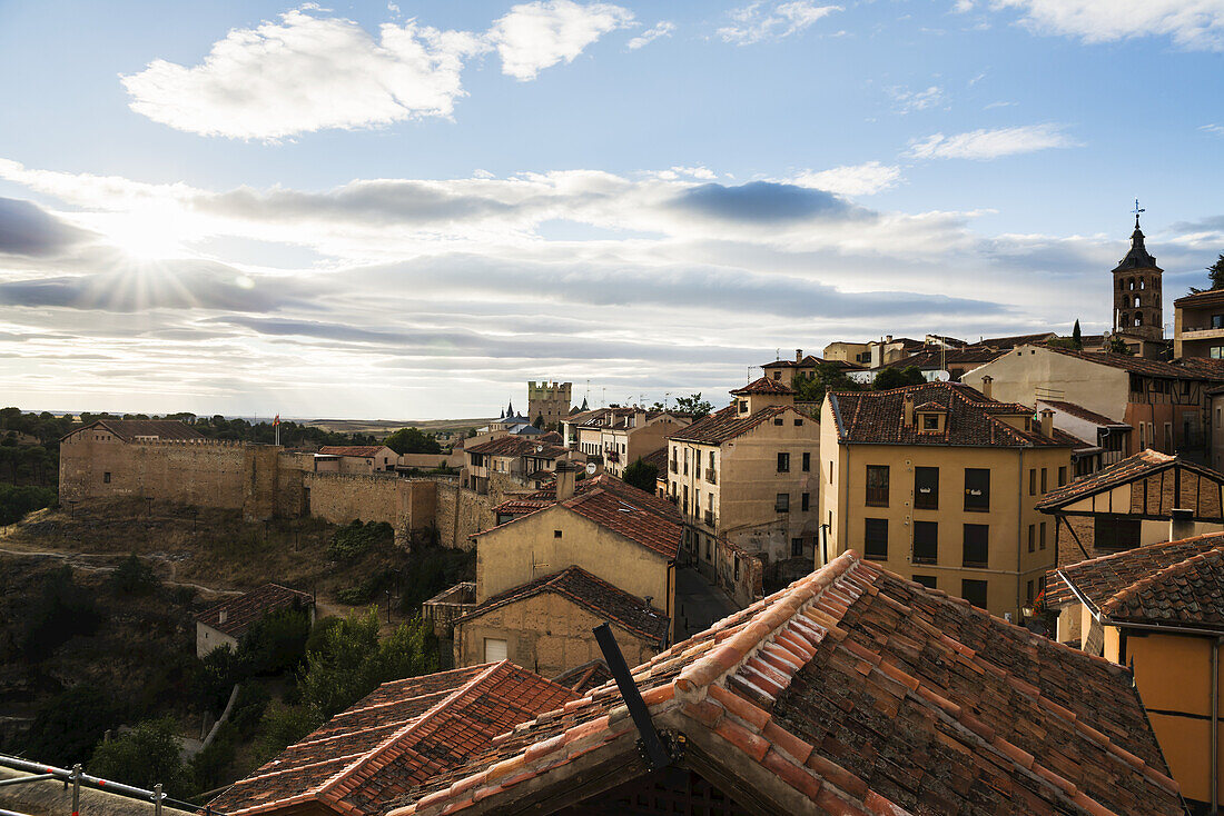 Stadtbild von Segovia, Stadtmauern und Häuser; Segovia, Kastilien-León, Spanien
