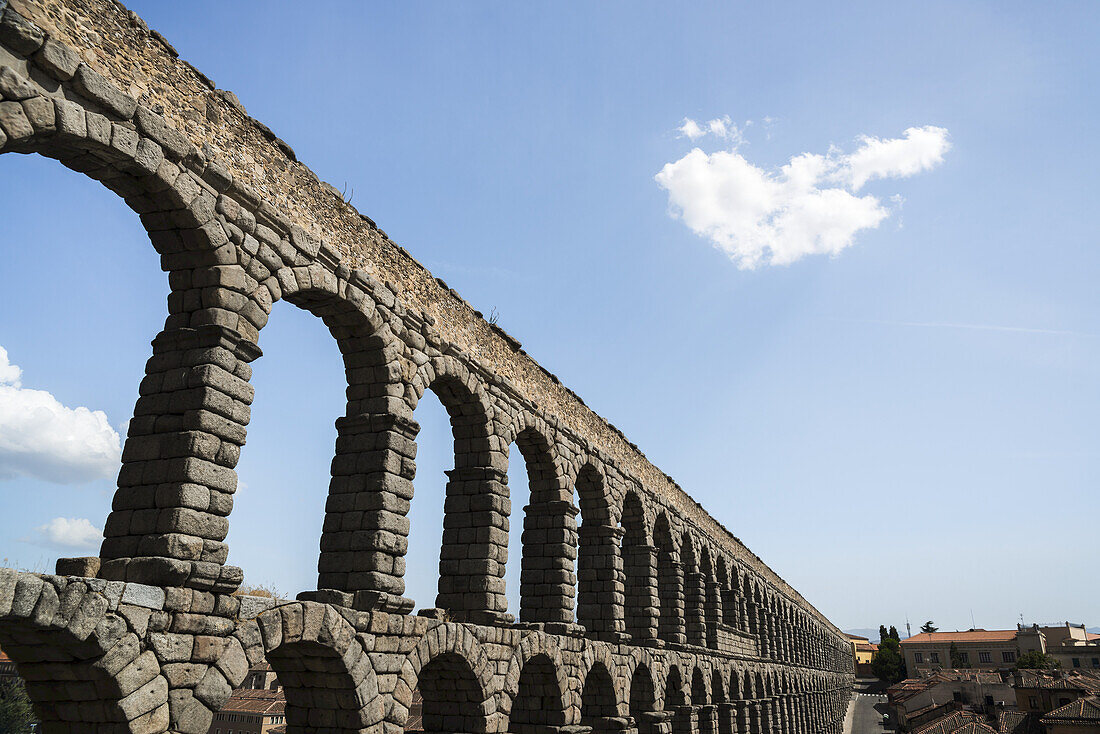 Das Aquädukt von Segovia ist eines der architektonischen Symbole Spaniens, erbaut im 2. Jahrhundert n. Chr.; Segovia, Kastilien-León, Spanien