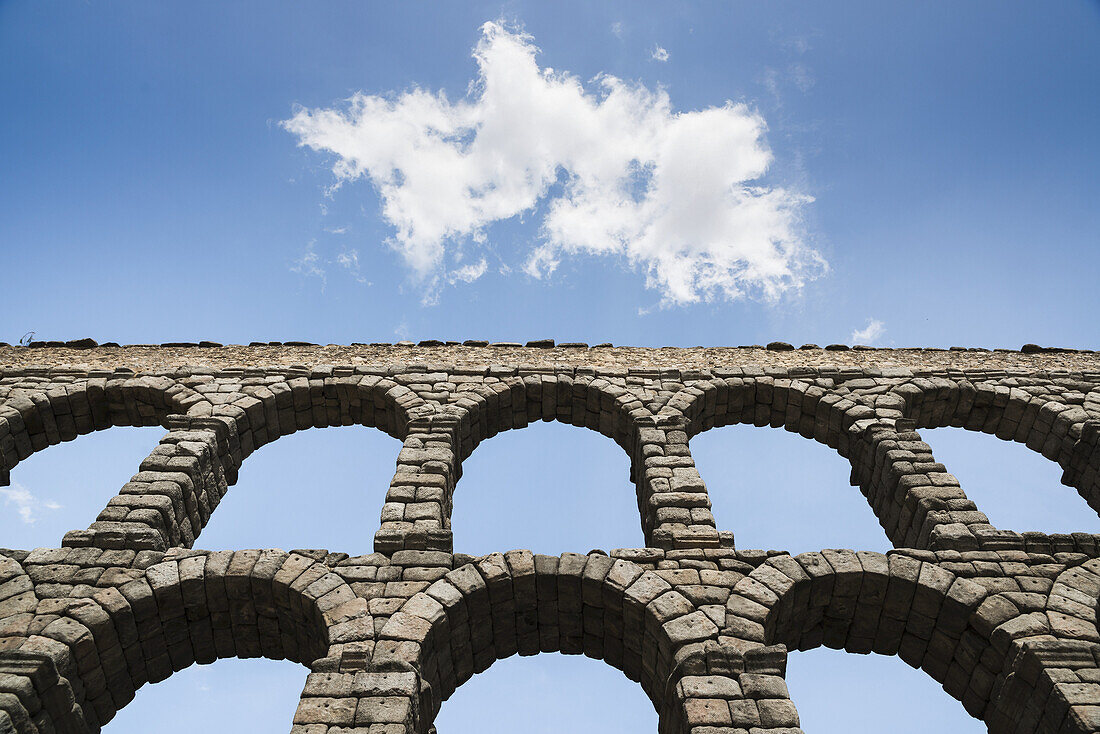 Das Aquädukt von Segovia ist eines der architektonischen Symbole Spaniens, erbaut im 2. Jahrhundert n. Chr.; Stadt Segovia, Kastilien-León, Spanien