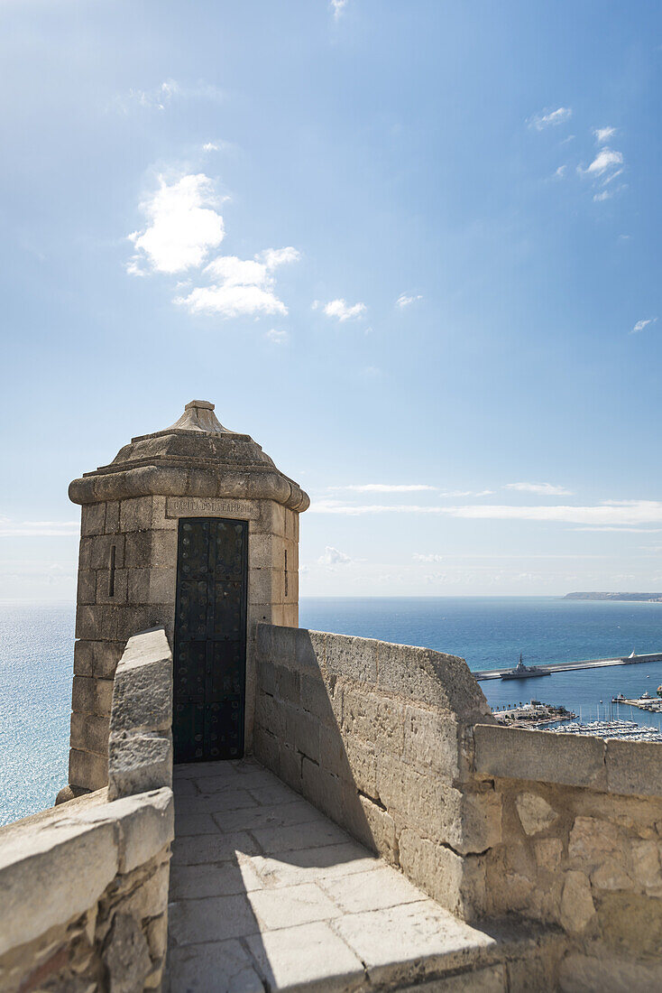 Die Burg Santa Barbara von Alicante, eine Festung, die Ende des elften Jahrhunderts von Muslimen erbaut wurde; Alicante, Valencia, Spanien