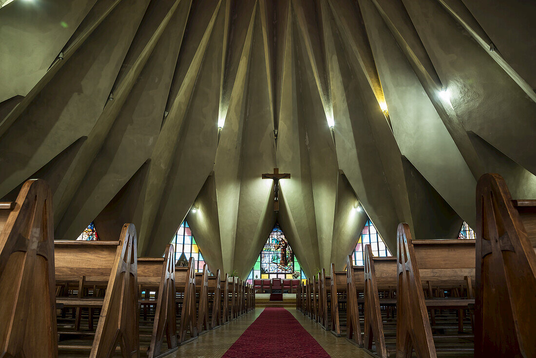 Innenraum der Polana-Kirche von Architekt Nino Craveio Lopes im modernistischen Stil; Maputo, Mosambik