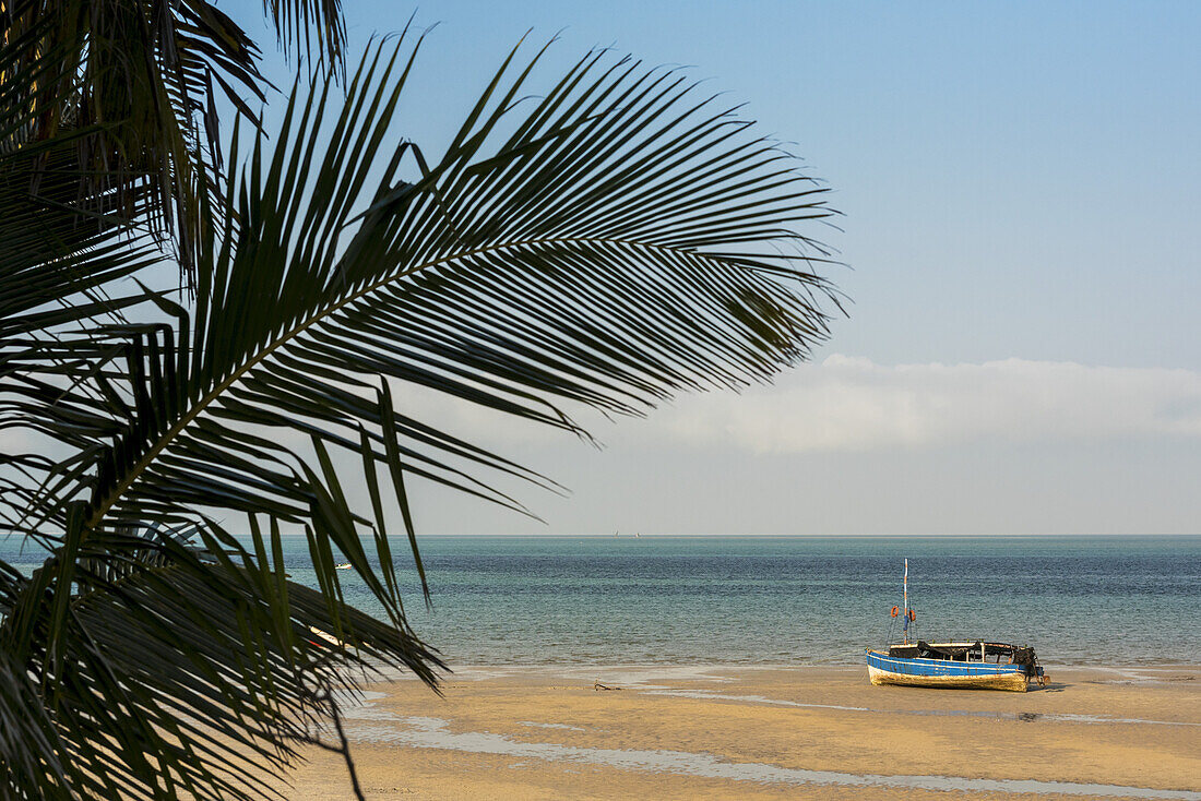 Dhau bei Ebbe, Vilanculos-Strand, Bazaruto-Archipel; Mosambik