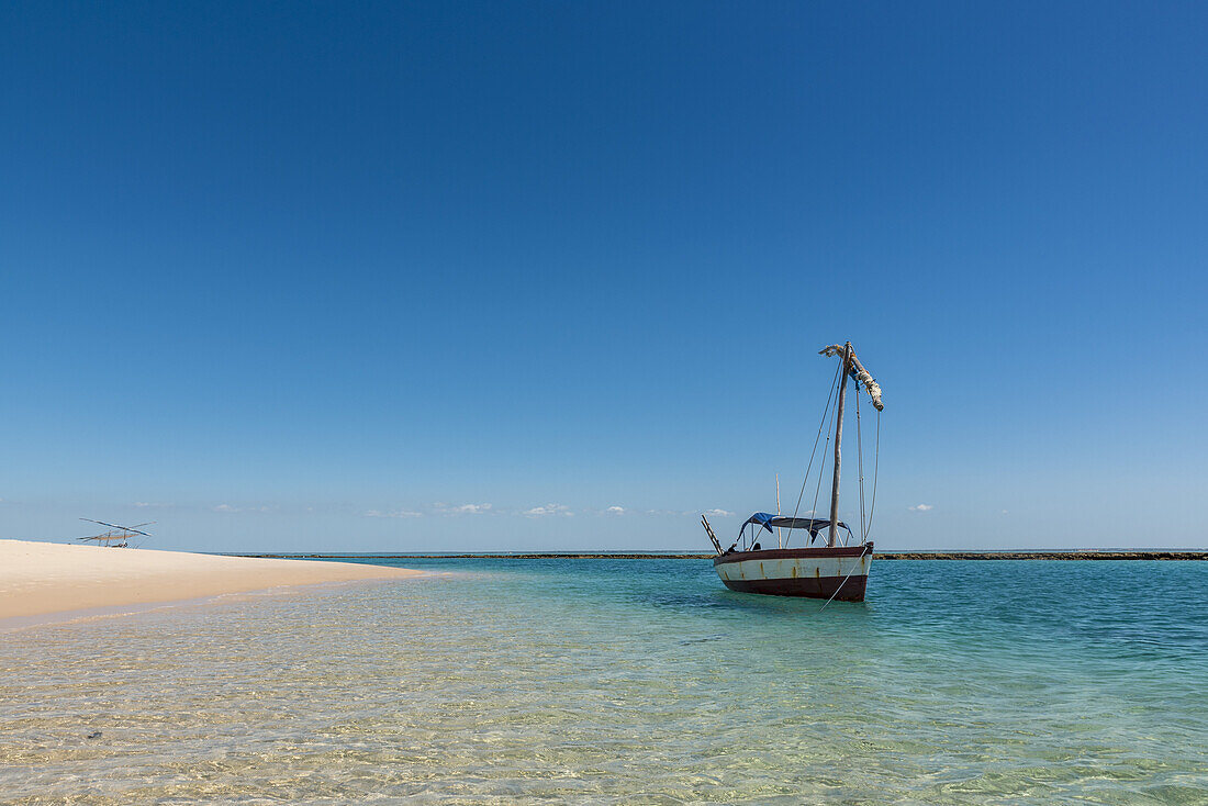 Dhau auf der Insel Benguerra, der zweitgrößten Insel des Bazaruto-Archipels; Mosambik