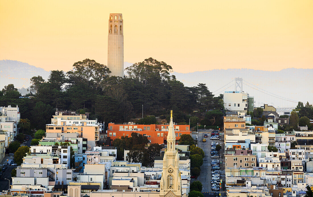 Coit Tower auf dem Telegraph Hill bei Sonnenuntergang; San Francisco, Kalifornien, Vereinigte Staaten von Amerika