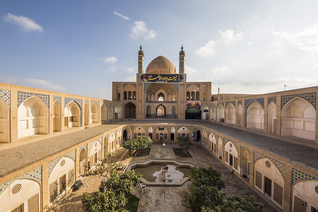 Versunkener Innenhof der Agha-Bozorg-Moschee; Kashan, Provinz Isfahan, Iran