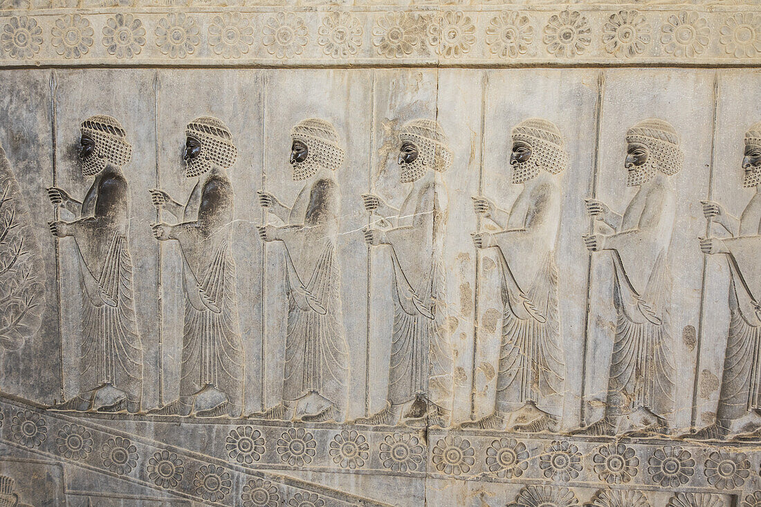 Bas-Relief von medischen Wächtern auf der östlichen Treppe der Apadana oder der Audienzhalle von Dareios I., Persepolis; Provinz Fars, Iran