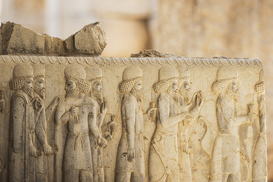 Bas-Relief von medischen Würdenträgern auf der östlichen Treppe der Apadana oder der Audienzhalle von Dareios I., Persepolis; Provinz Fars, Iran