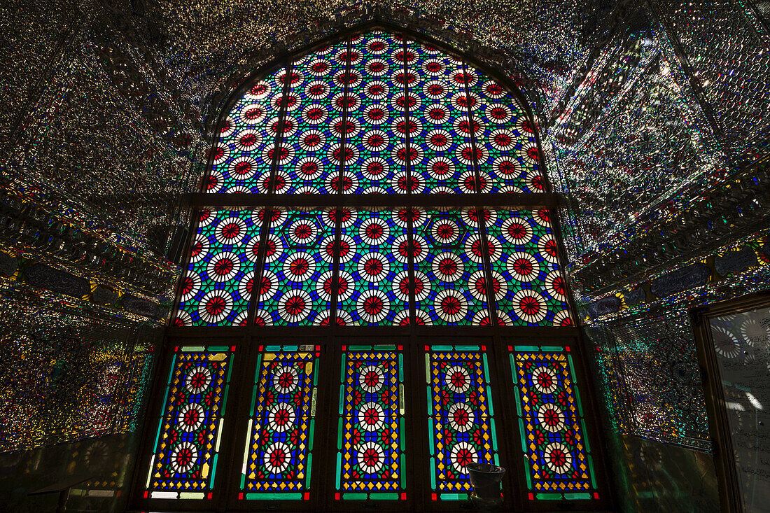 Buntglasfenster und Spiegel im Inneren des Mausoleums des Schah-E-Chergah-Schreins; Shiraz, Provinz Fars, Iran