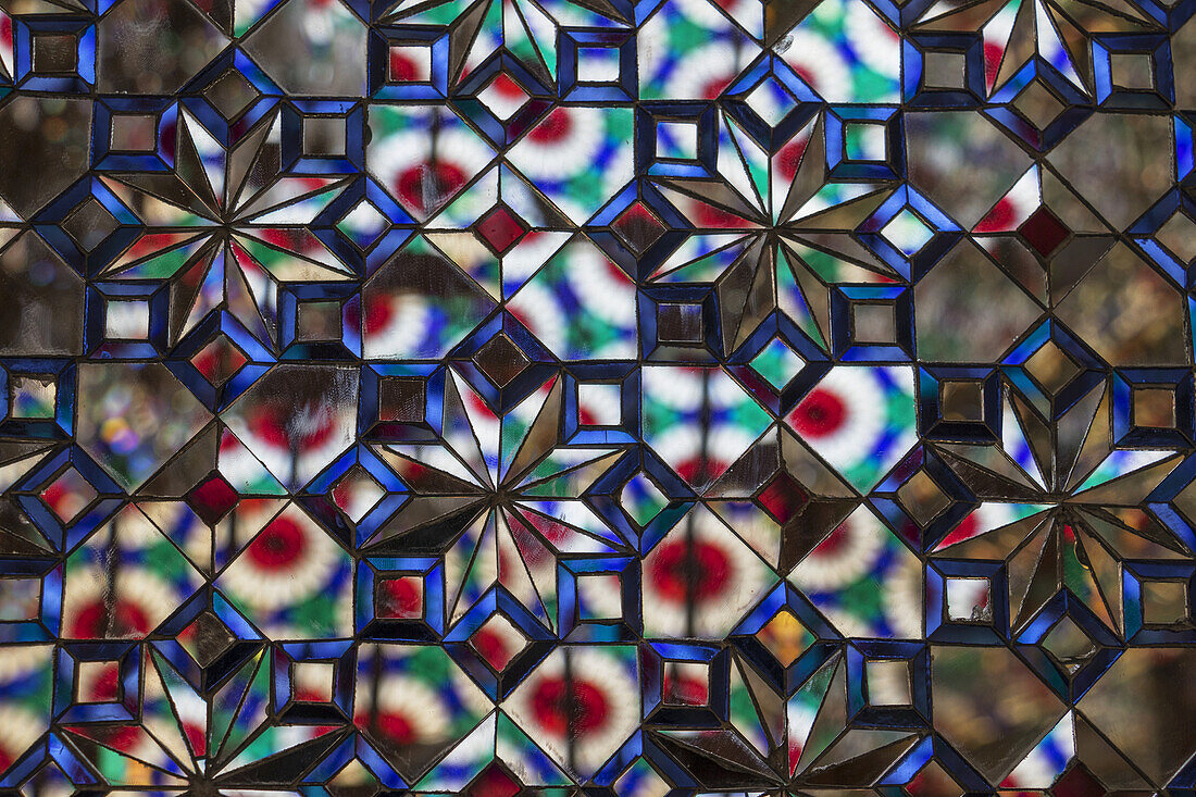 Spiegelarbeiten im Inneren des Mausoleums des Schah-E-Chergah-Schreins; Schiraz, Provinz Fars, Iran