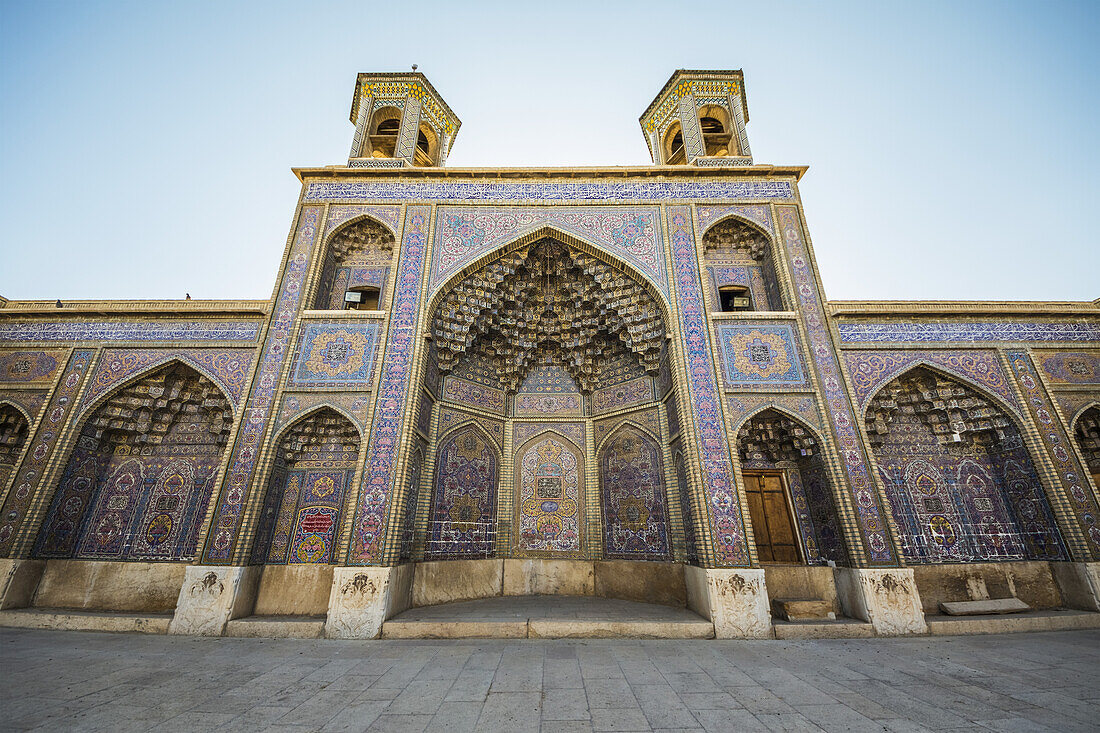 Mit Shirazi Haft Rangi-Fliesen verzierter Iwan der Nasir Ol Molk-Moschee; Shiraz, Provinz Fars, Iran