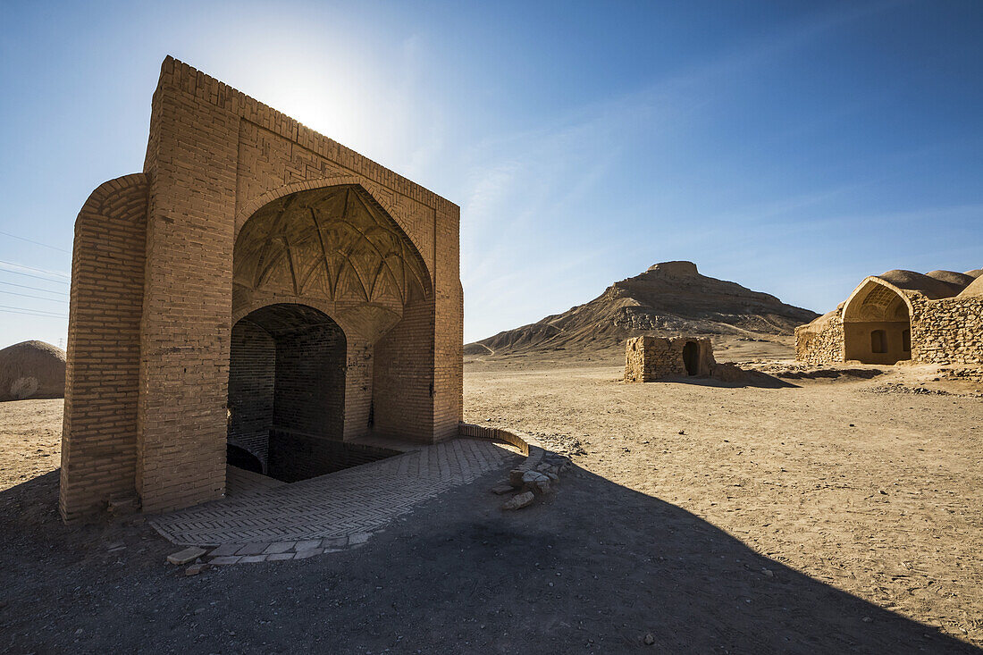 Kleine Adobe-Struktur bei den zoroastrischen Türmen der Stille; Yazd, Iran