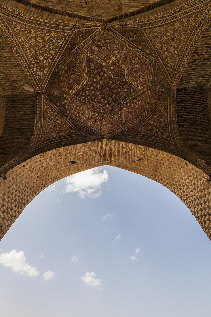 Bogen mit verzierten Ziegeln auf der Open-Air-Galerie im dritten Stock des Doms von Soltaniyeh; Soltaniyeh, Zanjan, Iran