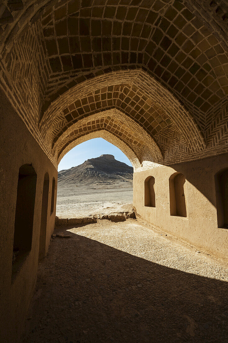 Kleine Adobe-Struktur neben den zoroastrischen Türmen des Schweigens; Yazd, Iran