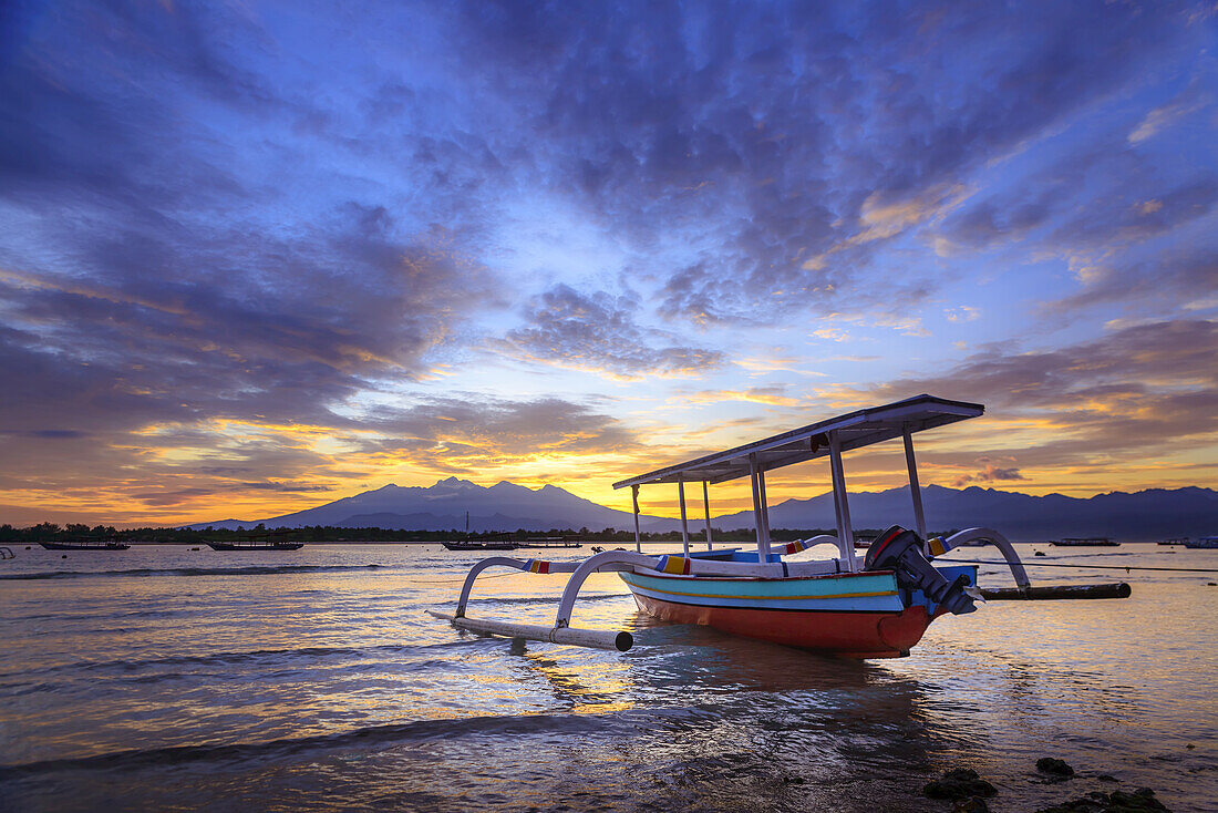 Sonnenaufgang auf Gili Trawangan, einer Insel zwischen Bali und Lombok; Gili Trawangan, Indonesien