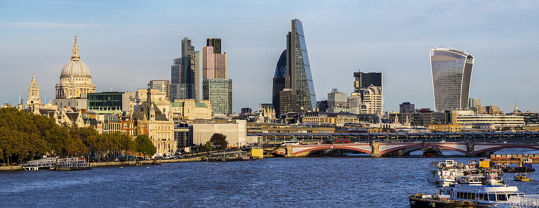 Panorama der Stadt London mit Blick auf die St. Paul's Cathedral; London, England