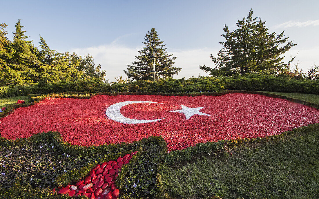 Türkische Flagge aus Steinen in Anitkabir, dem Mausoleum von Mustafa Kemal Atatürk; Ankara, Türkei
