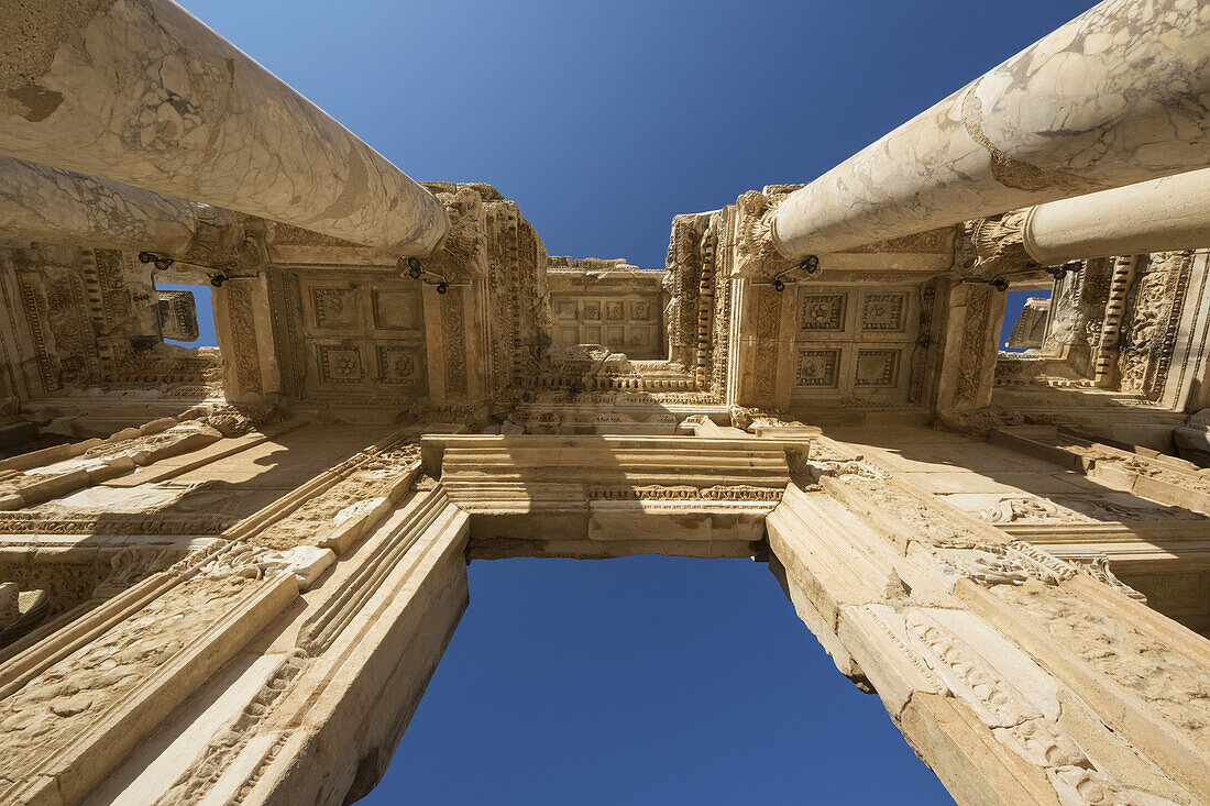 Decke der Fassade der Bibliothek des Celsus; Ephesus, Izmir, Türkei