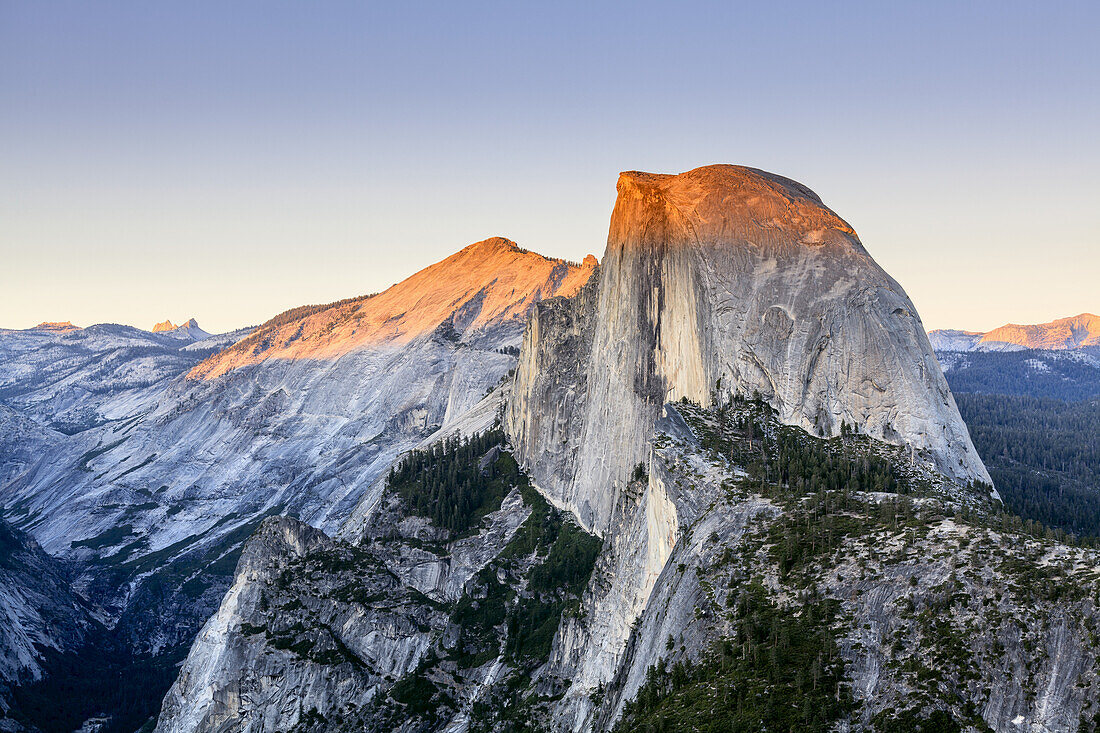 Half Dome bei Sonnenuntergang von Glacier Point, Yosemite National Park; Kalifornien, Vereinigte Staaten Von Amerika