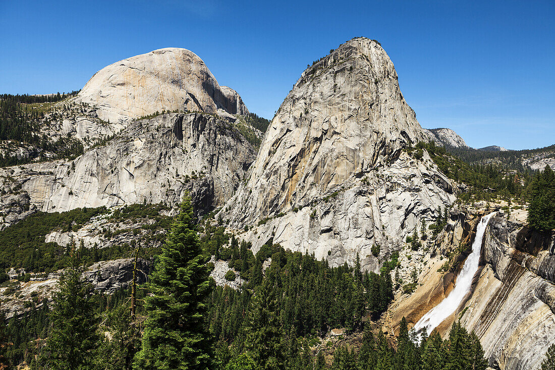 Blick auf den Half Dome, Liberty Cap und Nevada Fall, Yosemite National Park; Kalifornien, Vereinigte Staaten von Amerika