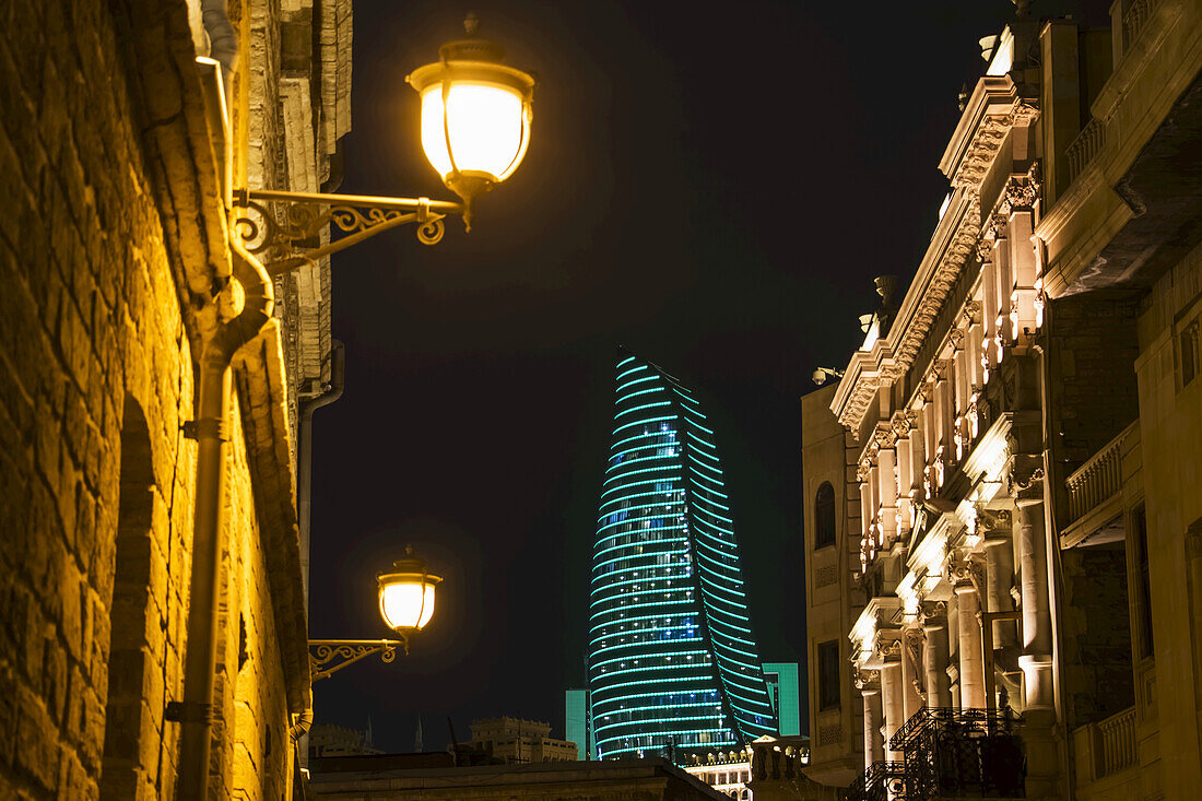 Villen in der Boyuk Qala Straße mit den Flammentürmen im Hintergrund bei Nacht; Baku, Aserbaidschan