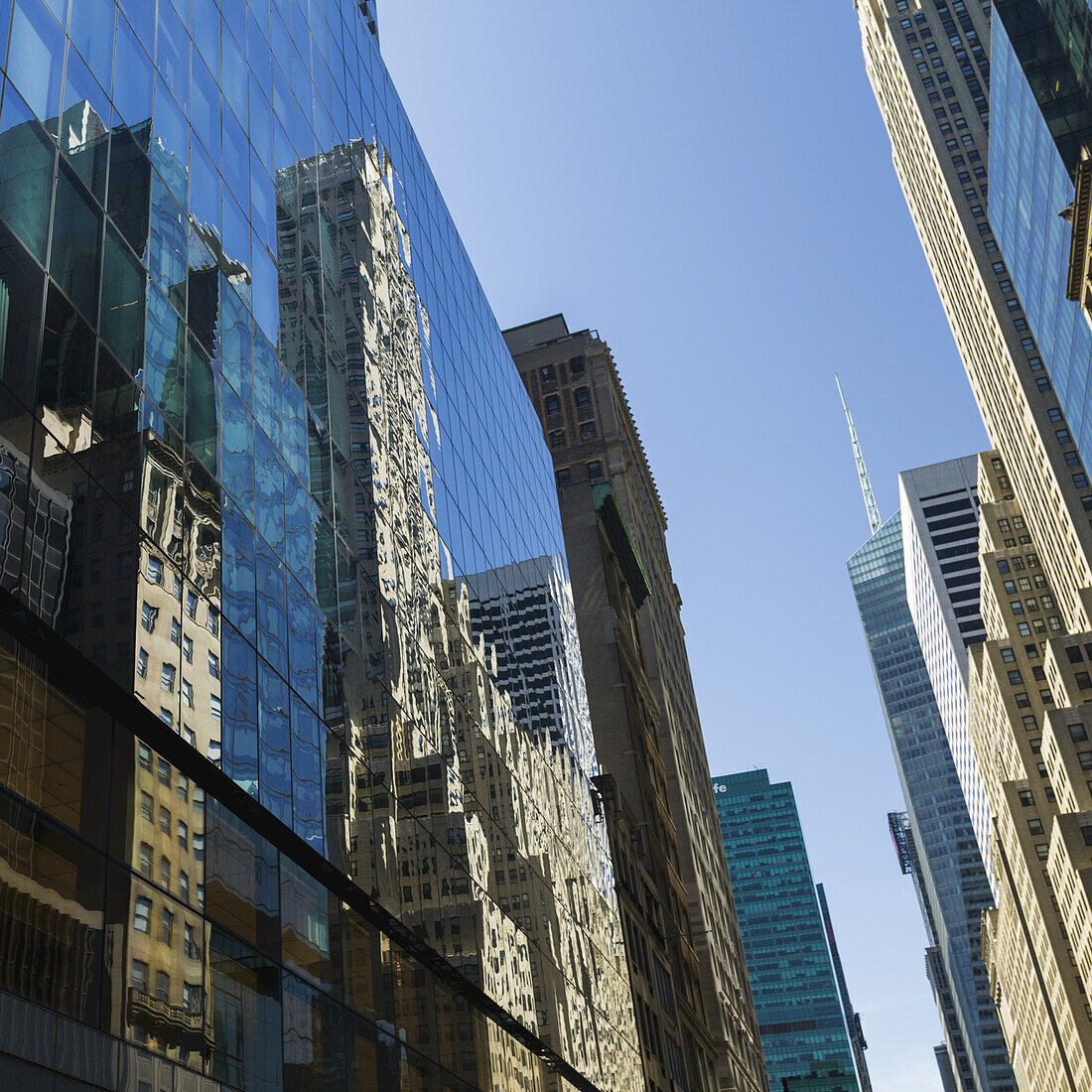 Glasfassade eines Wolkenkratzers, in der sich andere Wolkenkratzer spiegeln; New York City, New York, Vereinigte Staaten von Amerika