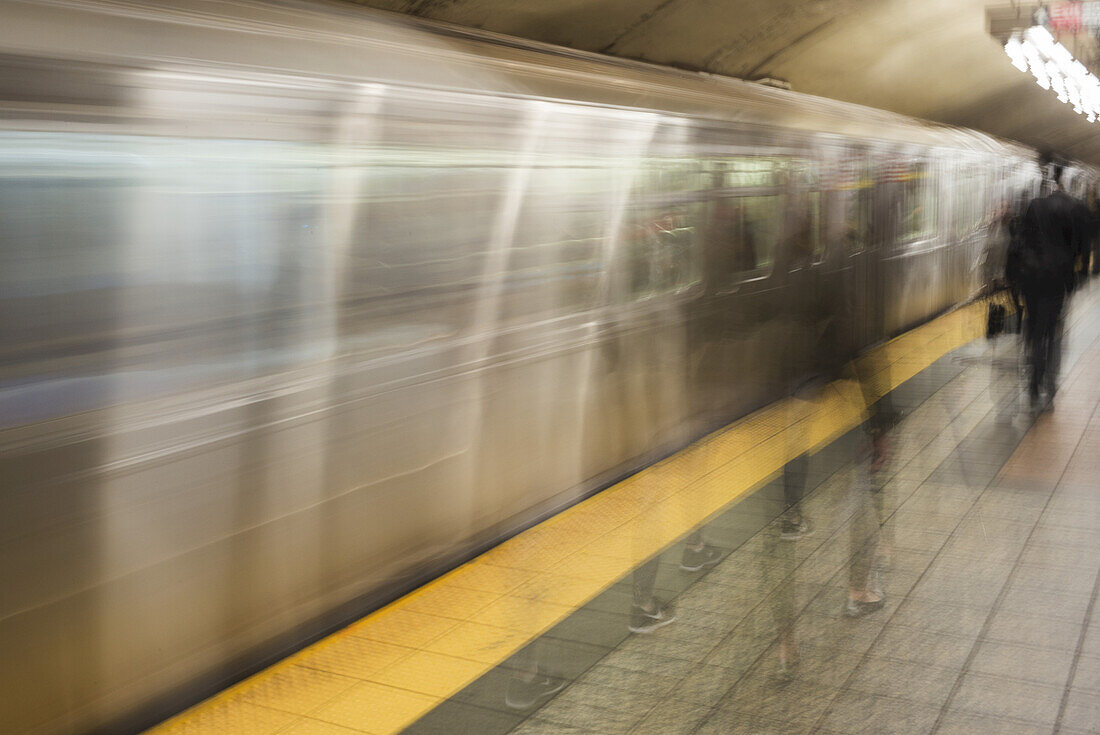 Bewegungsunschärfe von Fahrgästen auf dem Bahnsteig neben der fahrenden U-Bahn; New York City, New York, Vereinigte Staaten von Amerika
