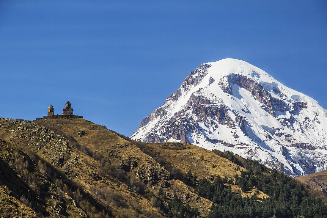 Dreifaltigkeitskirche Gergeti mit dem Berg Kazbek im Hintergrund; Kazbegi, Mtskheta-Mtianeti, Georgien