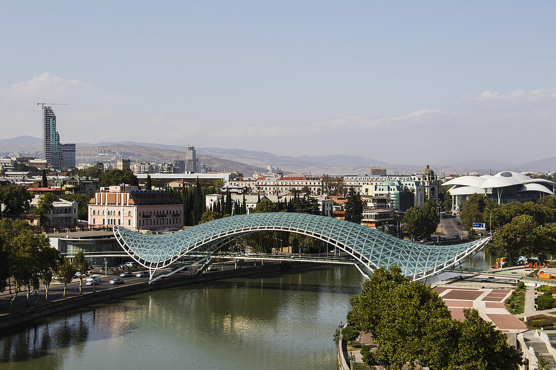 Brücke des Friedens, eine bogenförmige Fußgängerbrücke über den Fluss Mtkvari (Kura); Tiflis, Georgien